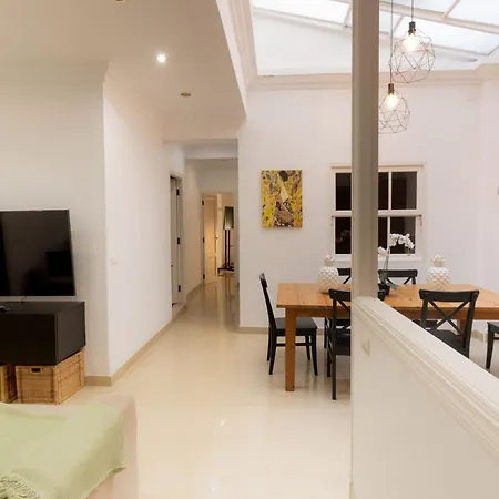 El Laurel, Remote Work Friendly, Center