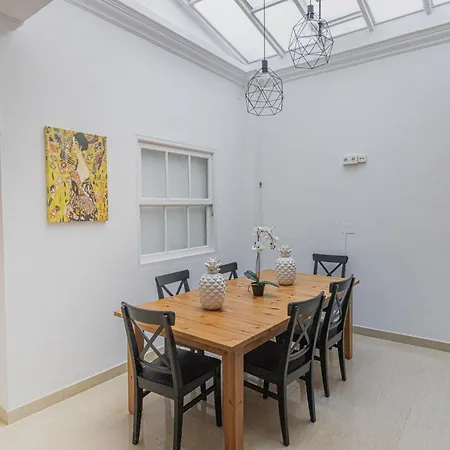 El Laurel, Remote Work Friendly, Center *